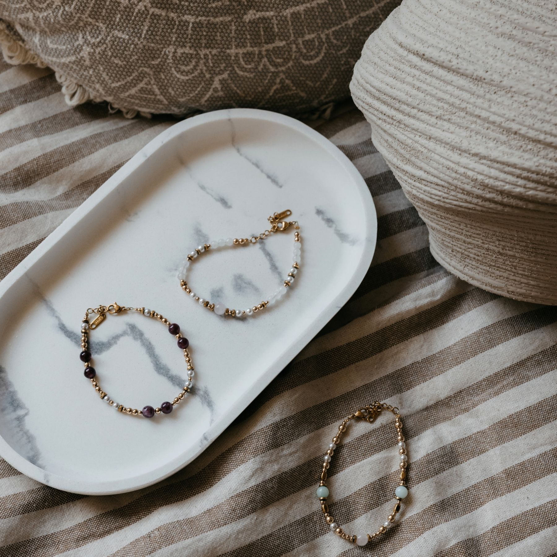 Bransoletka z granatu i pereł w stylizacji lifestyle – energia natury i subtelna elegancja w codziennym życiu