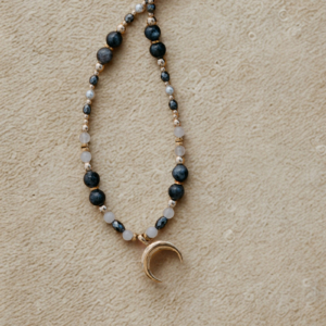 Zbliżenie na zawieszkę księżyca naszyjnika „Księżycowa Bogini” — odkryj magię detali labradorytu, pereł i hematytu