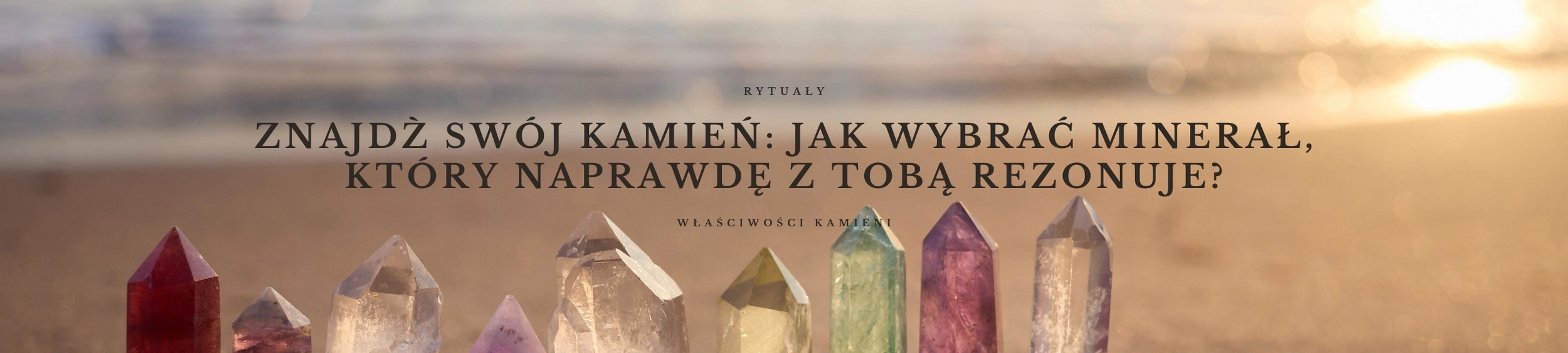 Kamienie naturalne na plaży o zachodzie słońca – jak wybrać minerał, który rezonuje z Twoją energią