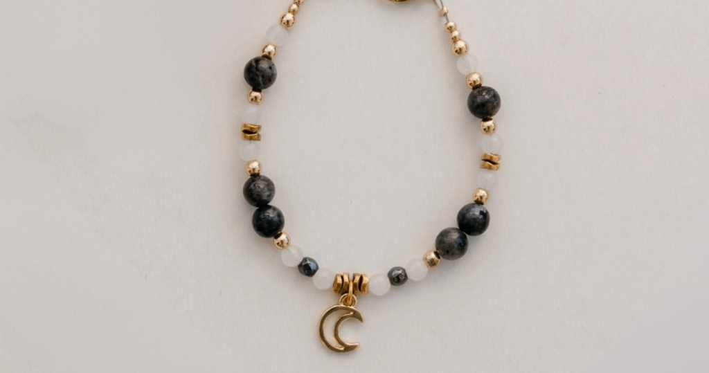 Bransoletka Księżycowa Bogini z labradorytem i kryształem – symbol kobiecej energii Yin