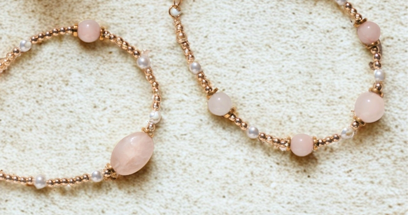 Bransoletki z kwarcem różowym – kamień miłości i harmonii