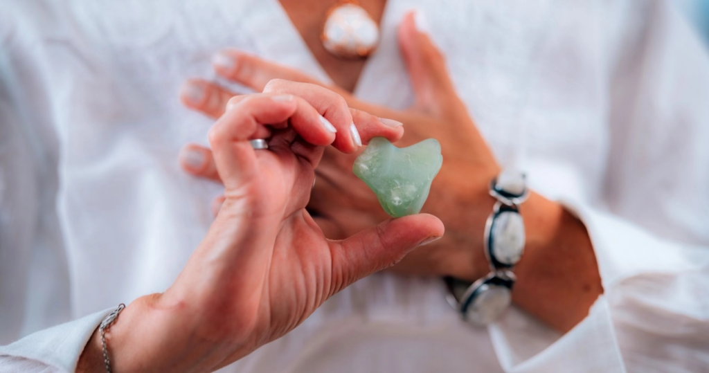 Trzymanie kamienia naturalnego w dłoniach jako forma intuicyjnego wyboru