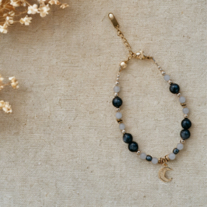 Odkryj moc księżyca — bransoletka „Księżycowa Bogini” z labradorytem, kryształem górskim i hematytem. Mistyczna biżuteria wspierająca intuicję i kobiecą energię.