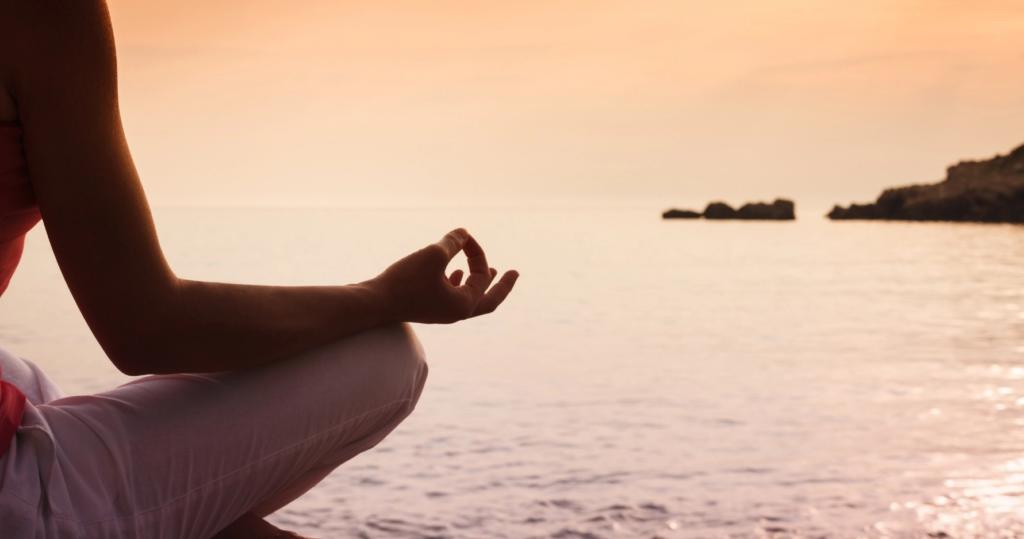 Rytuały pełni księżyca z kwarcem różowym – medytacja nad wodą o zachodzie słońca