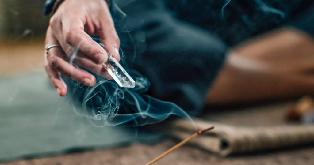 Oczyszczanie kamienia naturalnego dymem kadzidła jako element rytuału