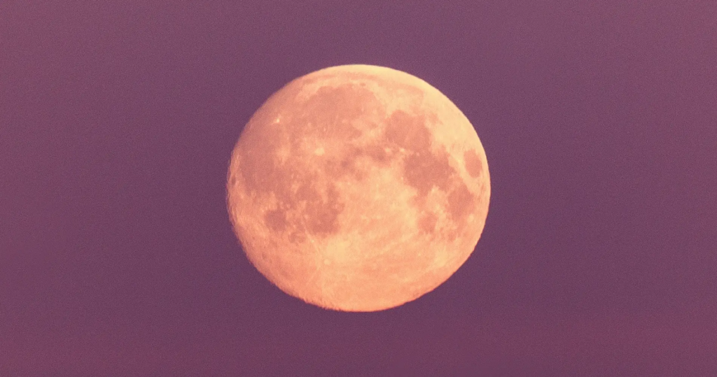 Pełnia księżyca podczas wieczornego nieba – energia do rytuałów miłosnych