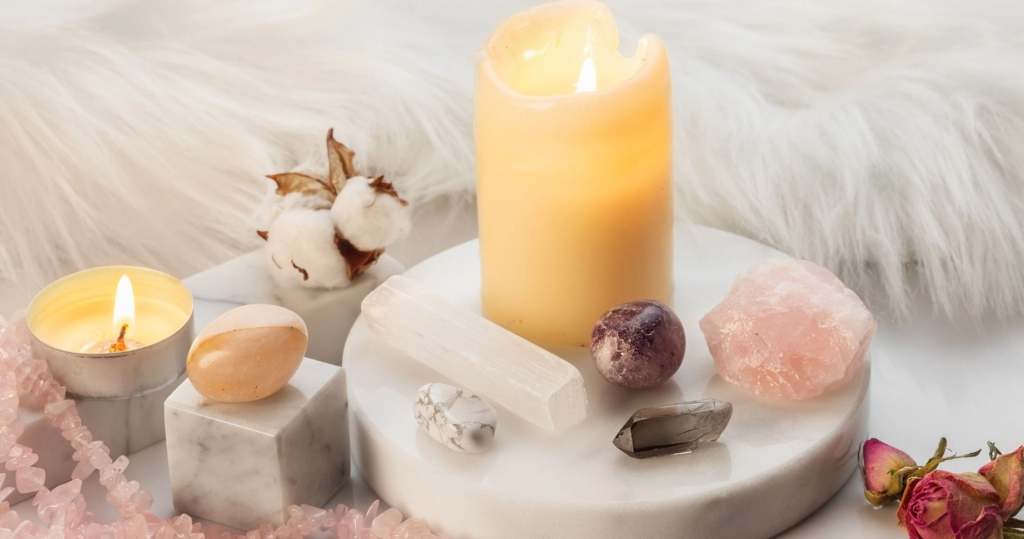Rytuał z kamieniami naturalnymi i świecą wspierający intuicyjny wybór kamienia
