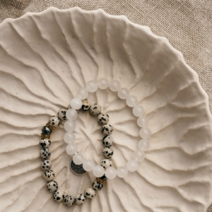 Bransoletka Guardian z jaspisu dalmatyńskiego i kryształu górskiego w duecie – harmonia męskiej energii i spokoju.