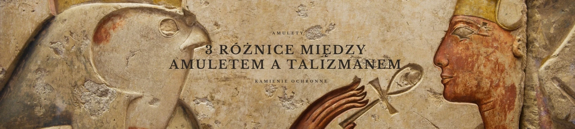 Baner z egipskimi symbolami przedstawiający temat różnic między amuletem a talizmanem