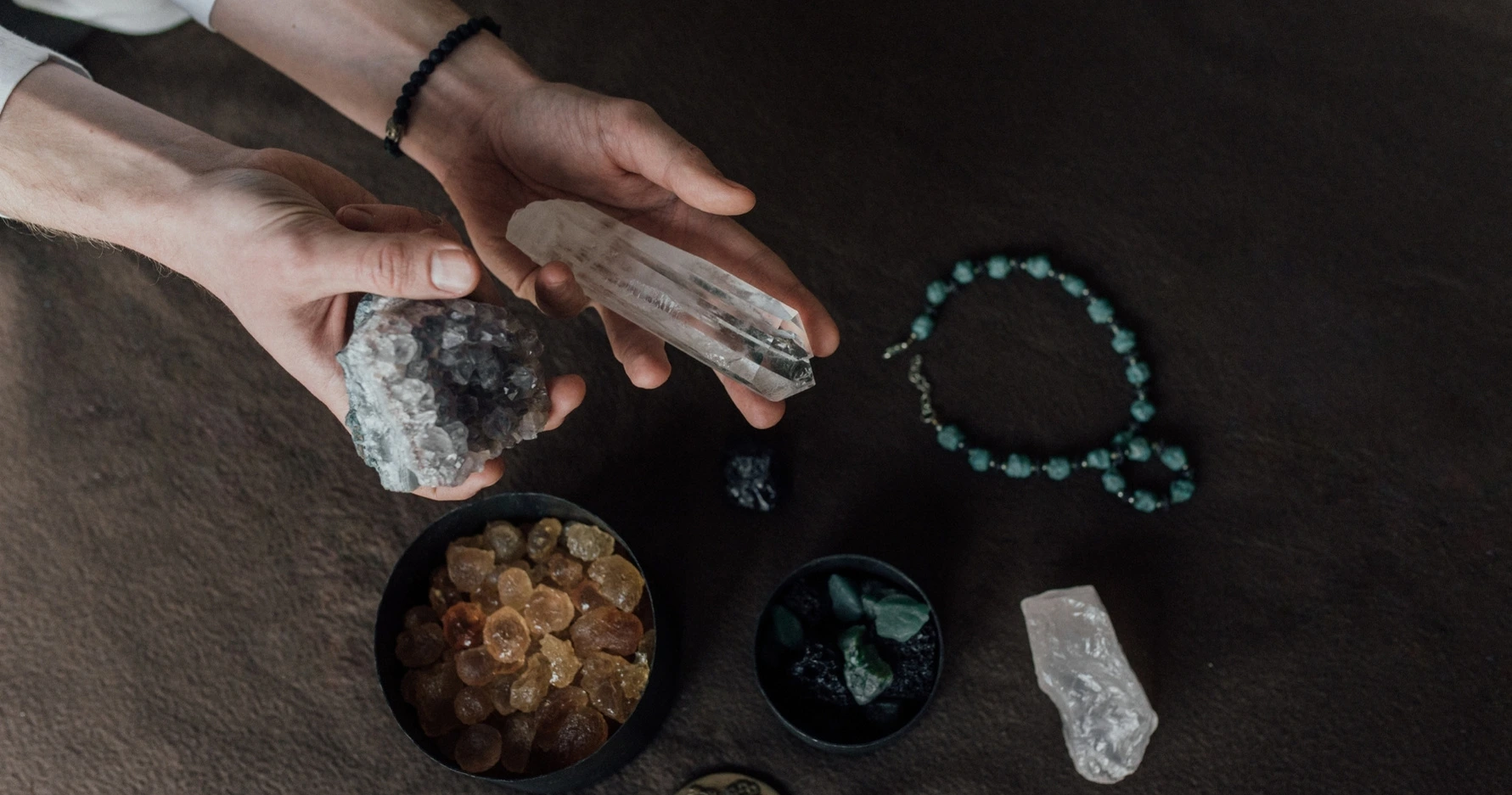 Rytuał oczyszczania kamieni i biżuterii podczas tworzenia talizmanu