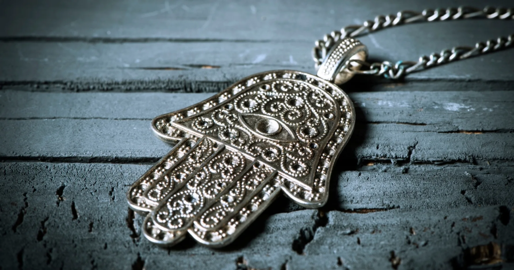 Srebrny amulet Ręka Fatimy – symbol ochrony przed złym okiem