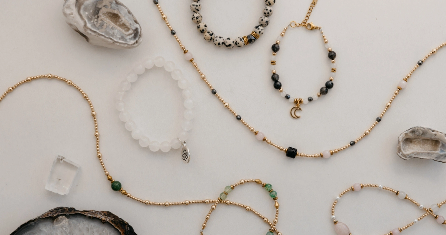 Talizmany z kamieni naturalnych – bransoletki i naszyjniki wzmacniające intencje