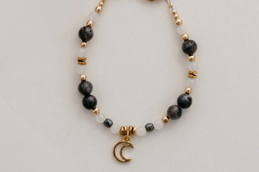 Bransoletka Księżycowa Bogini z labradorytem i kryształem – symbol kobiecej energii Yin